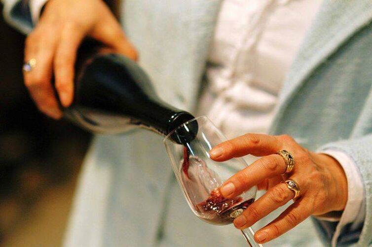 Tasting red wine